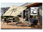Parasol beige et mobilier de jardin sur terrasse en bois avec piscine, protection UV 80.