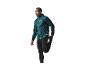 Homme en veste de course verte et leggings noirs s'étirant.