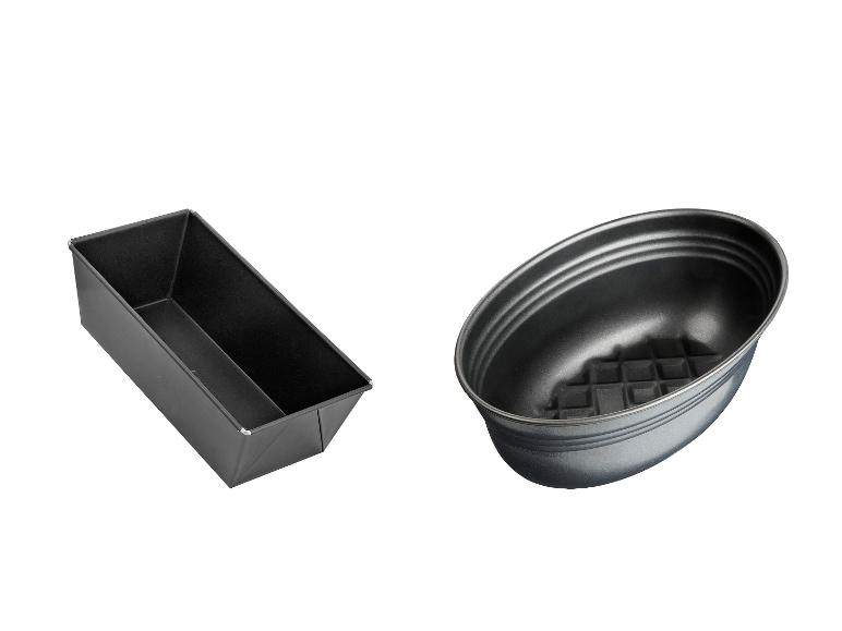 Deux moules de cuisson : un moule à pain rectangulaire et un moule ovale à fond texturé.