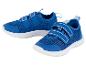 Deux paires de baskets bleues pour enfants avec fermeture à scratch.