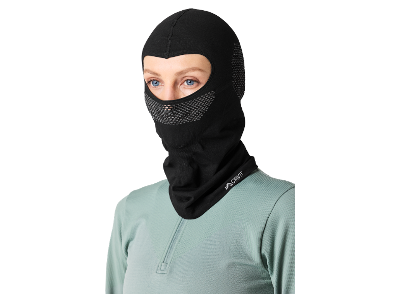 Femme avec cagoule noire et maillot de sport vert clair