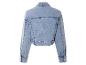 Veste en jean bleu clair, coupe courte.