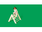 Enfant joyeux en pyjama assis sur un triangle d'escalade en bois.
