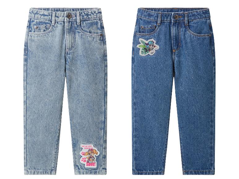 Deux jeans pour enfants, un bleu clair avec un patch Skye et un bleu foncé avec un patch Rocky.