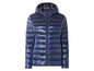 Une veste d'hiver bleu marine à capuche.
