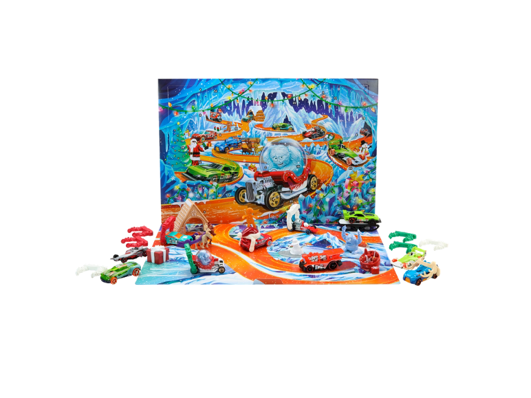 Calendrier de l'avent de Noël avec des petites voitures et des accessoires festifs sur un fond hivernal.