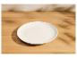 Assiette blanche vide sur une table en bois avec des ombres