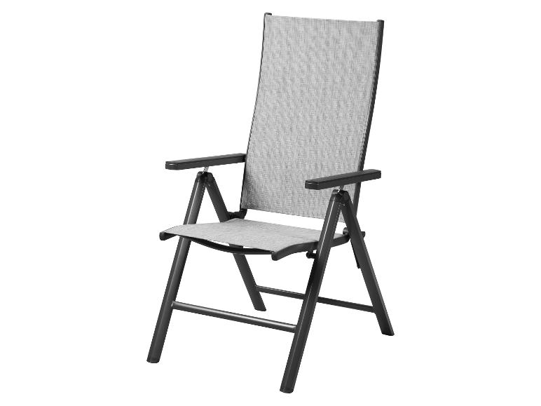 Chaise pliante grise avec accoudoirs.