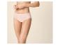 Femme en culotte de coton rose clair, les mains croisées sur l'abdomen.