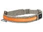 Collier pour chien gris avec bande lumineuse orange et bouton d'alimentation.
