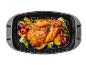 Poulet rôti avec des légumes dans un plat à rôtir