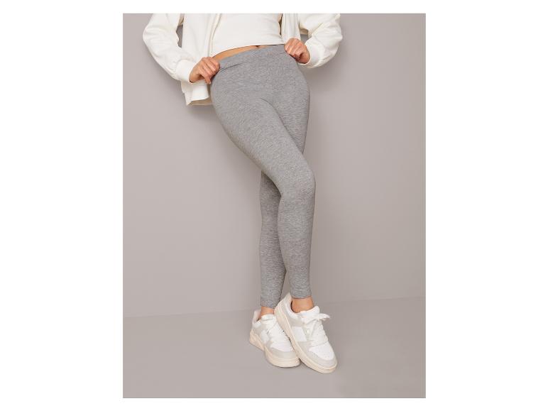 Leggings grises et baskets blanches.