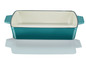 Un plat à four en fonte turquoise avec un intérieur blanc.