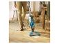 Un homme utilisant un aspirateur balai Bissell Crosswave sur un plancher de bois.