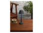 Une lampe de table noire avec un éclairage bleu sur une table en bois.
