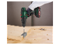 Une perceuse sans fil Parkside X20V Team est utilisée pour visser une charnière sur une planche de bois.