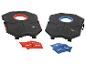 Deux planches de cornhole noires avec des anneaux rouges et bleus, et des sacs de haricots assortis.