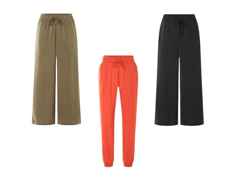 Trois pantalons amples : kaki, noir et corail.