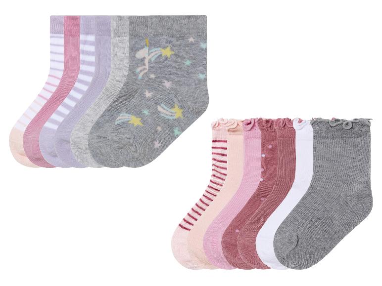 Un ensemble de chaussettes pour filles avec différents motifs, y compris des étoiles et des rayures.