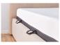 Un matelas blanc avec des poignées grises sur un cadre de lit en bois.
