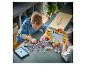 Deux enfants jouent avec un ensemble LEGO Super Mario Kart sur une table.