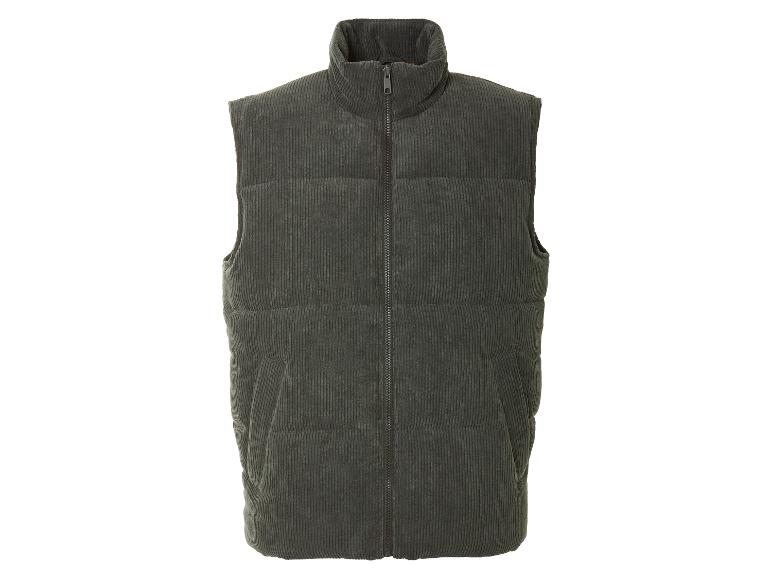 Un gilet en velours côtelé vert foncé.