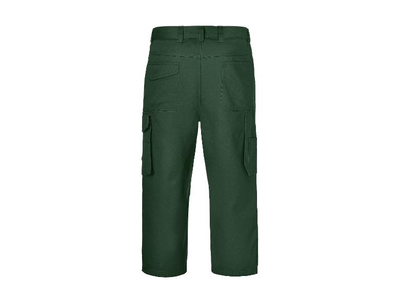 Pantalon cargo vert foncé.