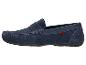 Mocassin homme en daim bleu marine avec surpiqûres contrastées et semelle foncée.