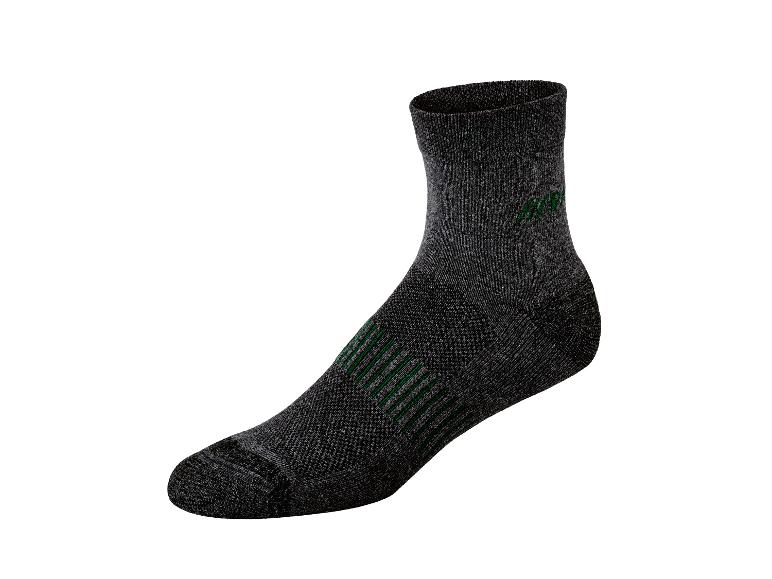 Une chaussette grise avec un logo.