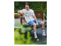 Un homme portant un t-shirt et des chaussettes Parkside, assis à l'arrière d'un camion.