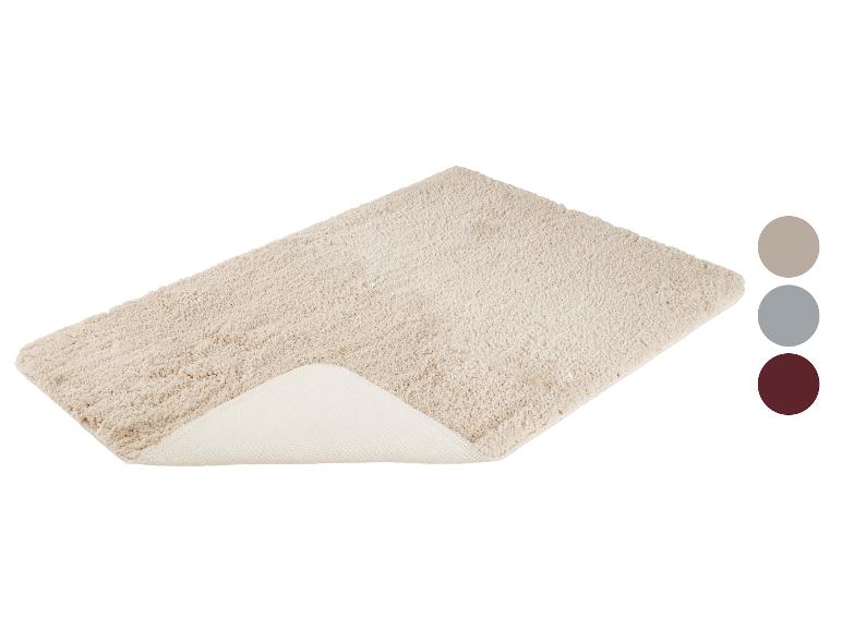 Tapis de bain beige moelleux avec trois options de couleur.
