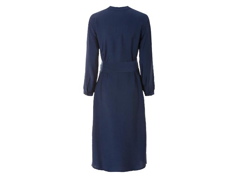 Une robe bleu foncé à manches longues et une ceinture.