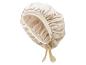 Bonnet de nuit en satin couleur champagne avec bord froncé et liens.
