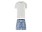 Ensemble t-shirt blanc et short bleu à carreaux.