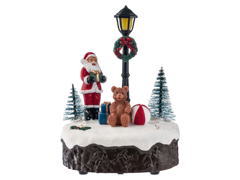 Figurine décorative de Noël avec Père Noël, ours en peluche et lampadaire sur neige.