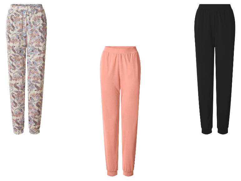 Trois pantalons de jogging pour femmes : un à motif cachemire, un pêche et un noir.