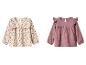 Deux chemisiers pour enfants, un beige à imprimé floral et un rose uni, tous deux à manches longues.