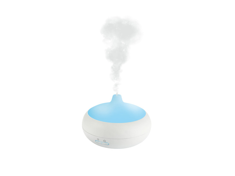 Un humidificateur blanc avec une lumière bleue et de la vapeur.