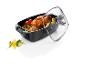 Un plat à rôtir avec un poulet rôti, des légumes et un couvercle en verre.