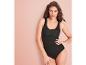 Une femme porte un body noir avec un soutien-gorge intégré.