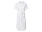 Robe blanche en lin à manches courtes et ceinture.