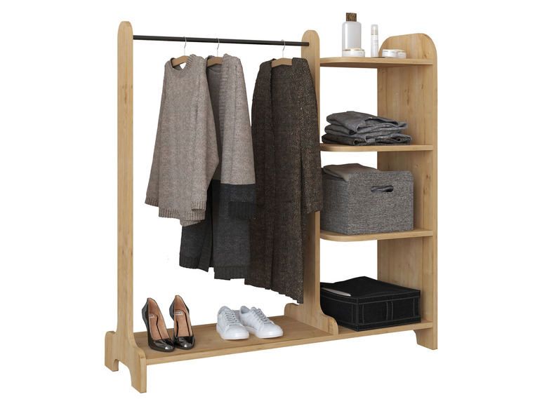 Un porte-manteau en bois avec un pull, un manteau, des chaussures et des étagères de rangement.