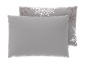 Deux oreillers gris, un uni et un avec un motif de flocons de neige blancs et marrons