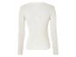 Un pull blanc en maille à manches longues.
