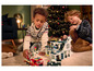Deux enfants jouent avec un set LEGO de police et de pompiers à Noël.