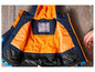 Une veste d'hiver bleue et orange avec une étiquette de nom à l'intérieur.