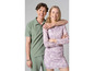 Un homme et une femme vêtus de vêtements verts et roses.