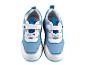 Deux paires de baskets bleues et blanches pour enfants.