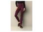 Pantalon bordeaux à boutons et mocassins marrons foncés.
