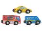 Trois voitures jouets en bois : un taxi jaune, un camion de pompiers rouge et une voiture de police bleue.